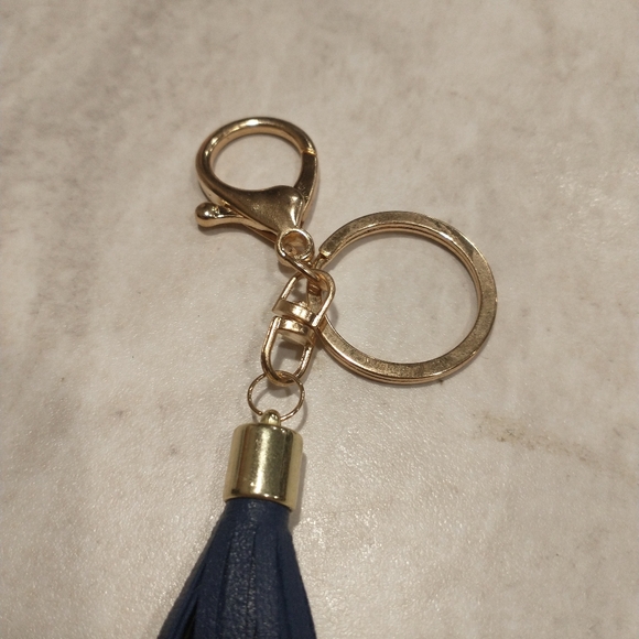 *SOLD* 3/$10 🛍️ Faux Leather Tassel Keychain - Picture 5 of 6
